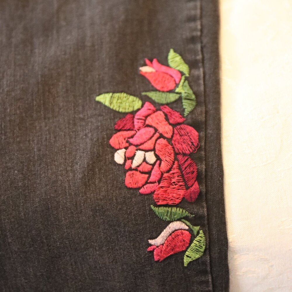 Gloria Vanderbilt Amanda Harvest Rose Black Floral Embroidered Jeans 12 Short - Picture 8 of 16